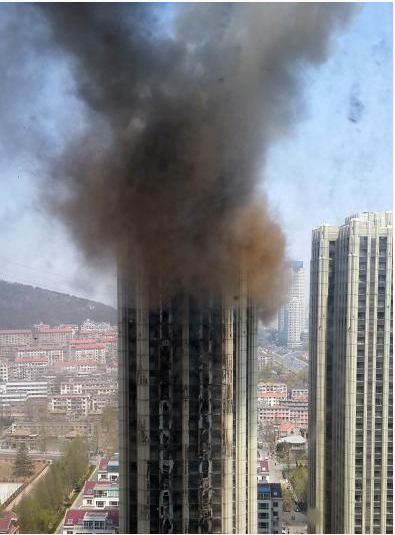 大连星海广场一公寓楼大火 浓烟滚滚