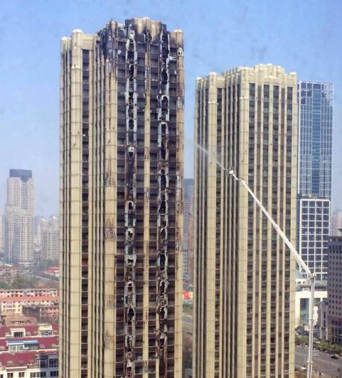 大连星海广场一公寓楼大火 浓烟滚滚