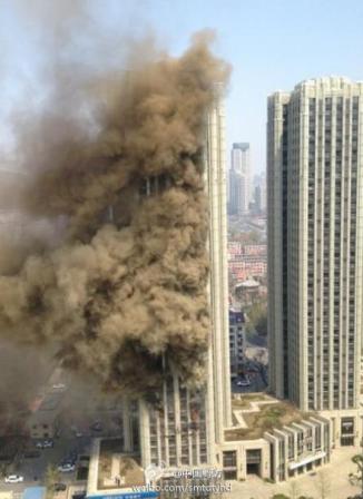 大连星海广场一公寓楼大火 浓烟滚滚